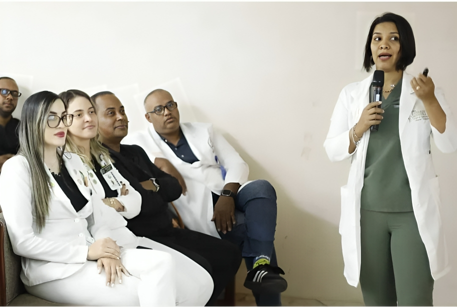 Hospital Central de las Fuerzas Armadas imparte conferencia especializada sobre evaluación de columna vertebral