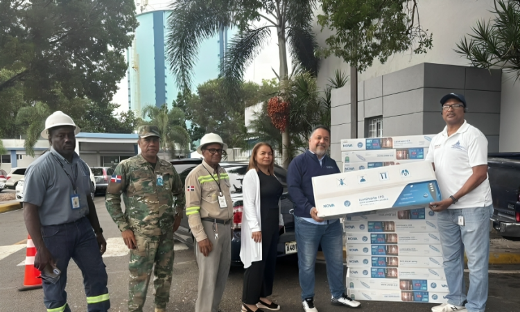 Hospital Moscoso Puello fortalece seguridad con donación de lámparas del Ministerio de Interior