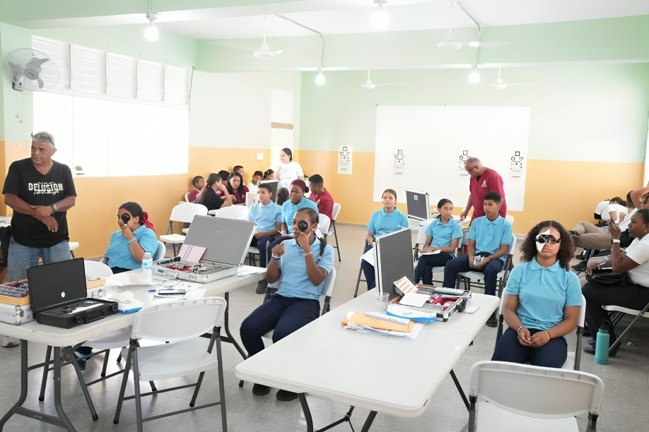 INABIE beneficia a 600 estudiantes de La Vega con jornada de salud visual gratuita