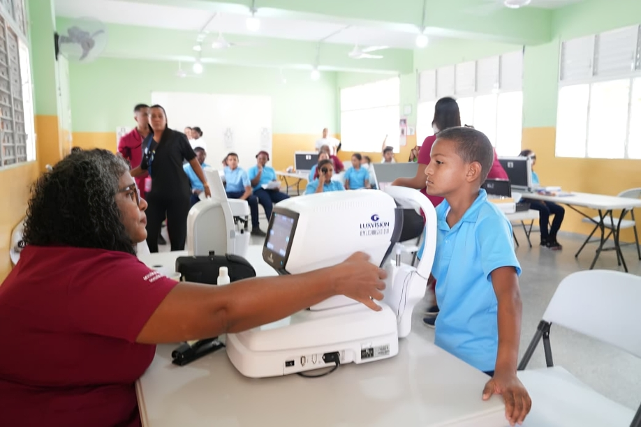 INABIE beneficia a 600 estudiantes de La Vega con jornada de salud visual gratuita