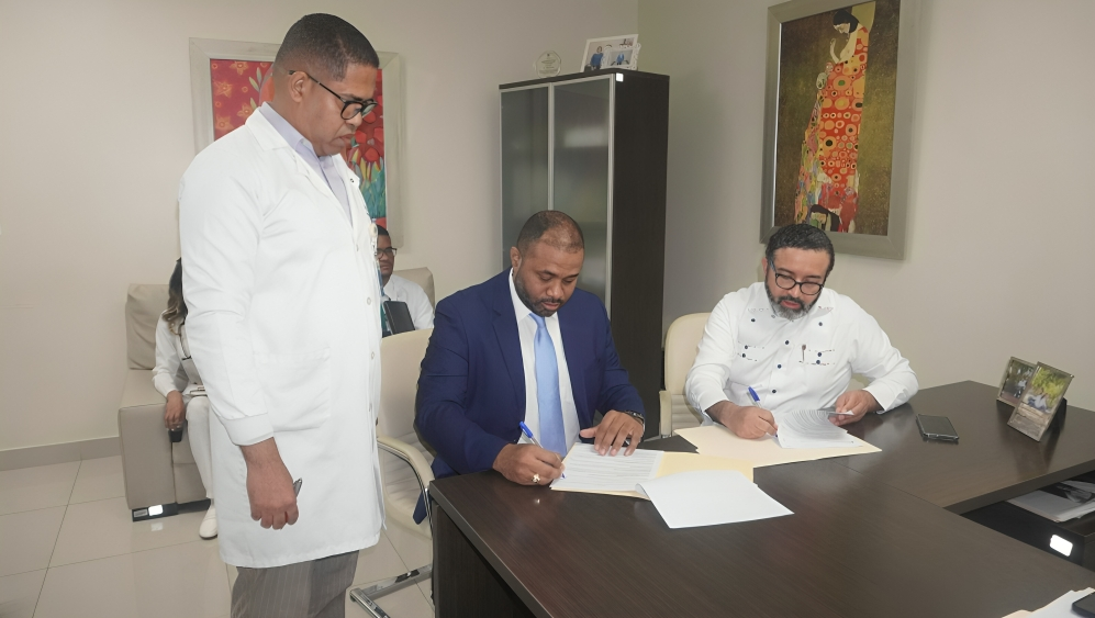 Hospital Materno Dr. Reynaldo Almánzar fortalece su equipo académico con la incorporación honorífica del Dr. Yotin Pérez