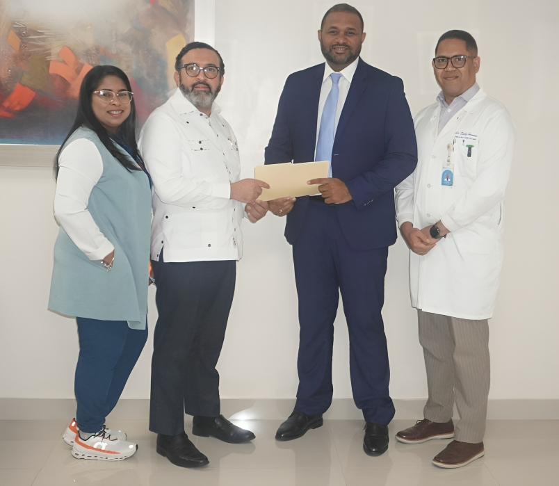 Hospital Materno Dr. Reynaldo Almánzar fortalece su equipo académico con la incorporación honorífica del Dr. Yotin Pérez