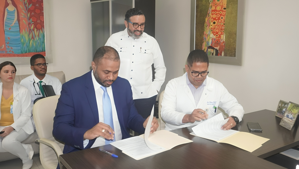 Hospital Materno Dr. Reynaldo Almánzar fortalece su equipo académico con la incorporación honorífica del Dr. Yotin Pérez