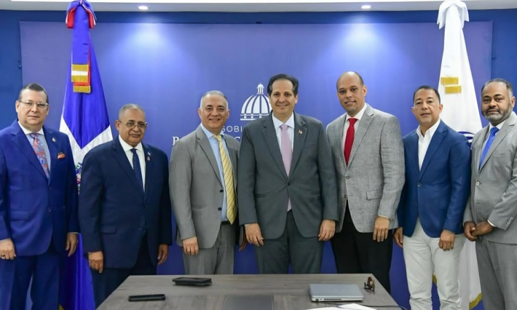 SODOCIPRE y Ministerio de Salud se reúnen para fortalecer seguridad en cirugía plástica