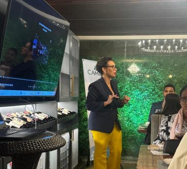 Dra. Alexandra Hichez orienta a médicos sobre diagnóstico de depresión y ansiedad en evento de Camilo Labs