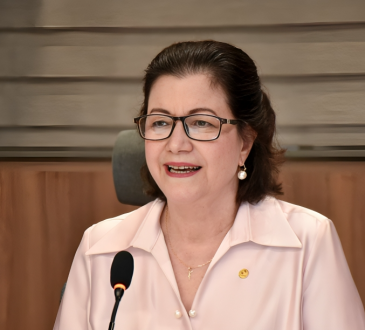 Aura Celeste Fernández asume dirección del CNSS con compromiso de servicio público
