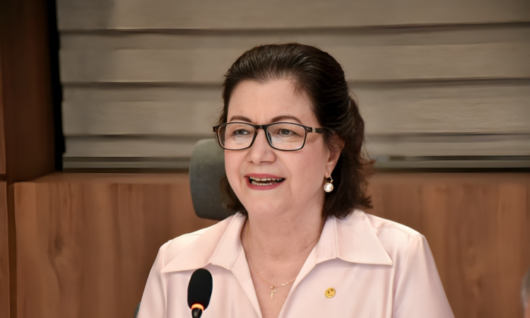 Aura Celeste Fernández asume dirección del CNSS con compromiso de servicio público