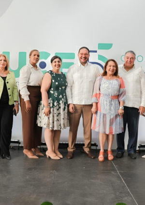 UCE conmemora 55 aniversario con logros académicos y reconocimientos globales