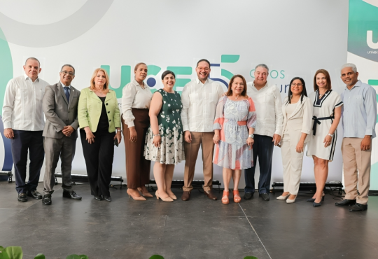 UCE conmemora 55 aniversario con logros académicos y reconocimientos globales