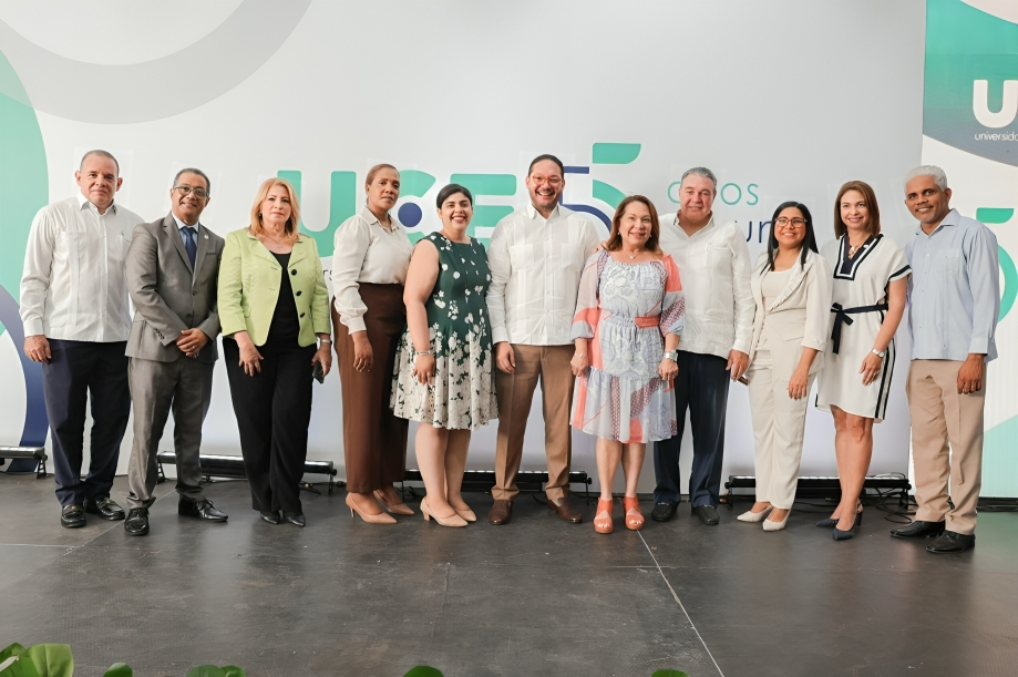 UCE conmemora 55 aniversario con logros académicos y reconocimientos globales
