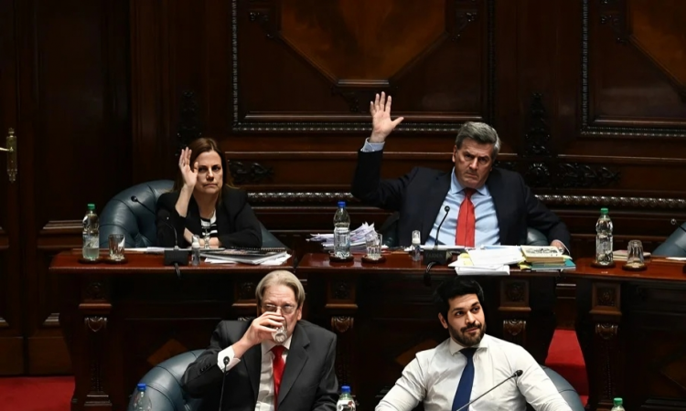 Senado uruguayo aprueba ley de eutanasia ampliando derechos de pacientes en América Senado uruguayo aprueba ley de eutanasia ampliando derechos de pacientes en América