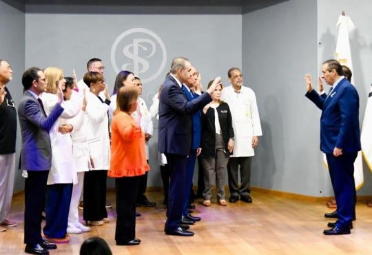 Ministro Atallah juramenta Comité de Trasplantes del Hospital Plaza de la Salud