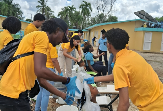 Solidaridad y responsabilidad comunitaria en momentos difíciles: Los Amarillos UCE Solidaridad y responsabilidad comunitaria en momentos difíciles: Los Amarillos UCE