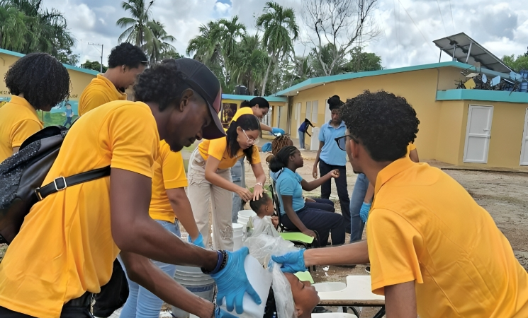 Solidaridad y responsabilidad comunitaria en momentos difíciles: Los Amarillos UCE Solidaridad y responsabilidad comunitaria en momentos difíciles: Los Amarillos UCE