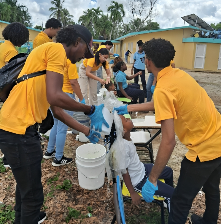 Solidaridad y responsabilidad comunitaria en momentos difíciles: Los Amarillos UCE Solidaridad y responsabilidad comunitaria en momentos difíciles: Los Amarillos UCE