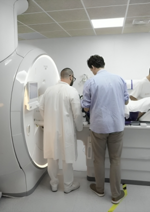 Hospital Sant Pau de Barcelona pionero en España con una tecnología que elimina el temblor de Parkinson y esencial sin cirugía