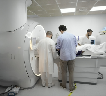 Hospital Sant Pau de Barcelona pionero en España con una tecnología que elimina el temblor de Parkinson y esencial sin cirugía