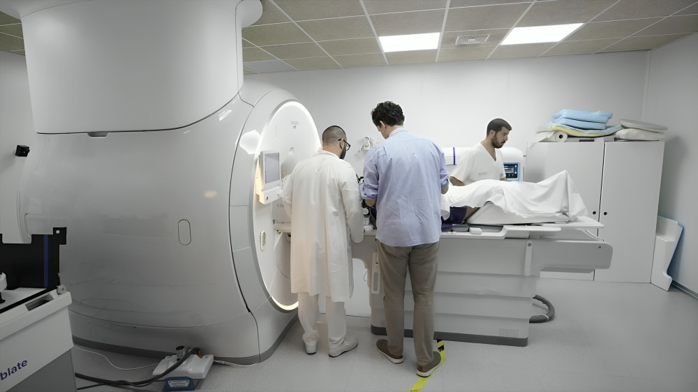 Hospital Sant Pau de Barcelona pionero en España con una tecnología que elimina el temblor de Parkinson y esencial sin cirugía