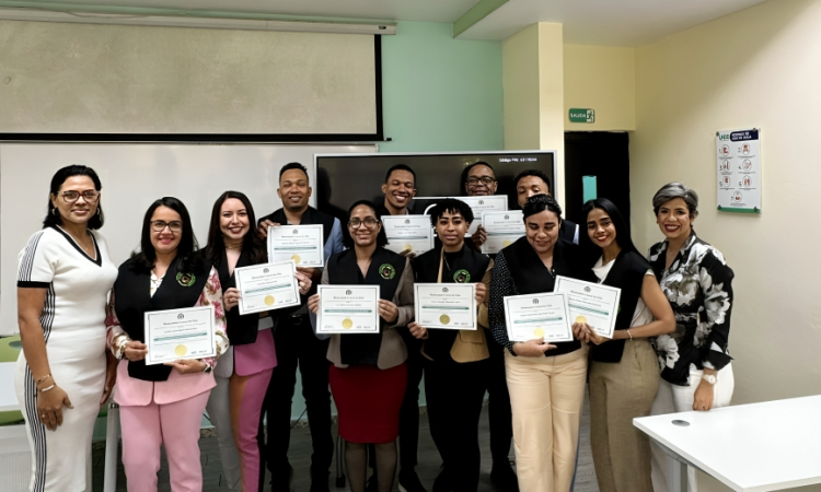 UCE y ADOHER gradúan la primera cohorte del Diplomado en Manejo Avanzado de Heridas UCE y ADOHER gradúan la primera cohorte del Diplomado en Manejo Avanzado de Heridas