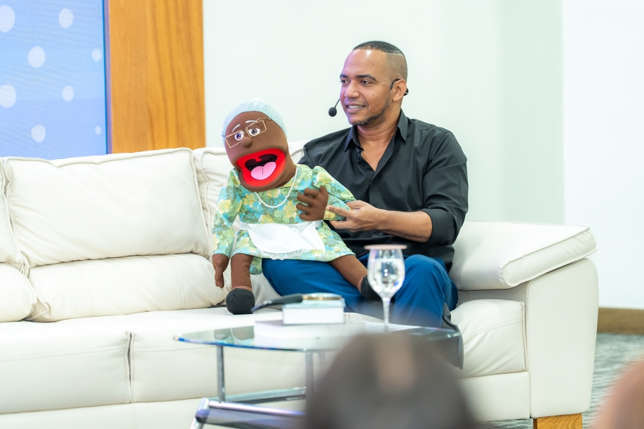 Cooperativa La Altagracia reafirma su compromiso con el bienestar integral a través de evento de comedia y salud mental