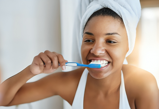 Expertos señalan cuatro errores comunes al cepillarse los dientes que podrían estar dañando la salud bucal