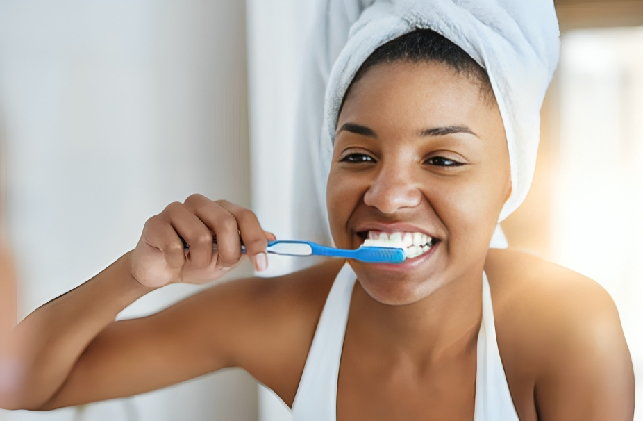 Expertos señalan cuatro errores comunes al cepillarse los dientes que podrían estar dañando la salud bucal