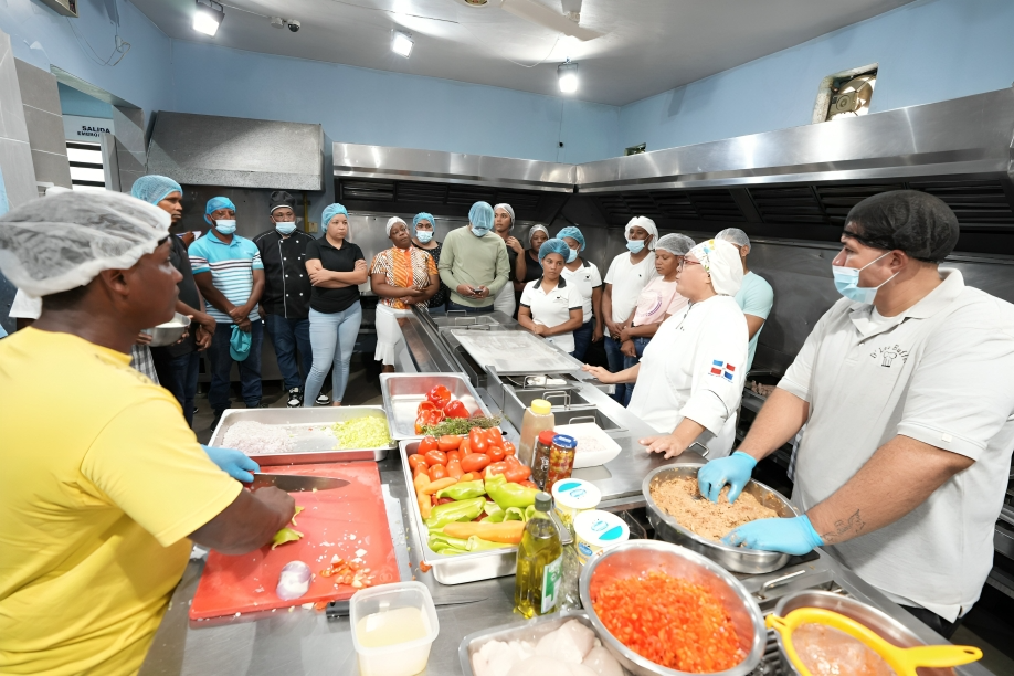 INABIE capacita a suplidores y cocineros del PAE para fortalecer calidad nutricional en almuerzos escolares INABIE capacita a suplidores y cocineros del PAE para fortalecer calidad nutricional en almuerzos escolares