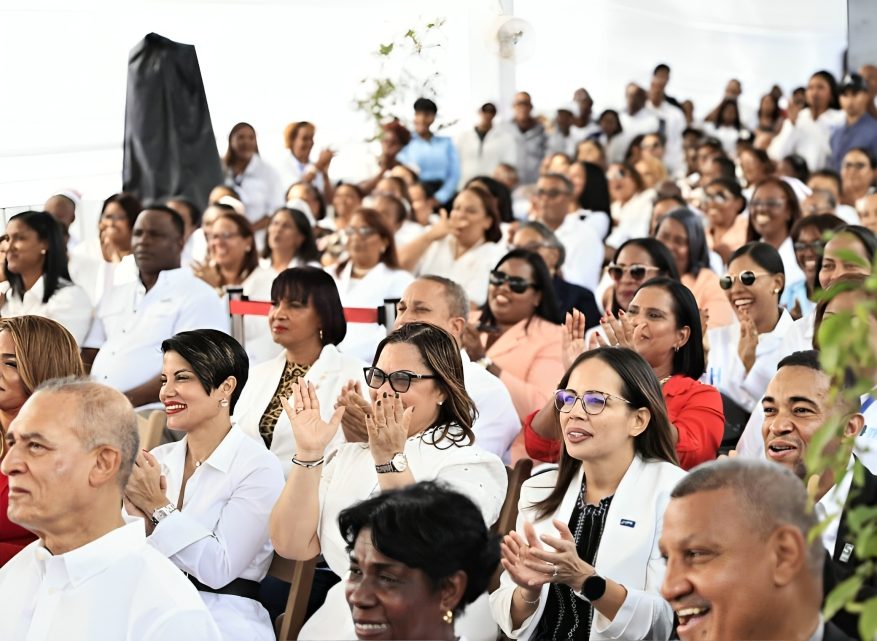 Presidente Abinader entrega hospital remozado en Yaguate y anuncia nuevo centro de trauma para San Cristóbal Presidente Abinader entrega hospital remozado en Yaguate y anuncia nuevo centro de trauma para San Cristóbal