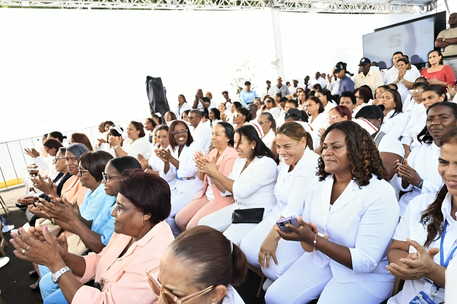 Presidente Abinader entrega hospital remozado en Yaguate y anuncia nuevo centro de trauma para San Cristóbal Presidente Abinader entrega hospital remozado en Yaguate y anuncia nuevo centro de trauma para San Cristóbal