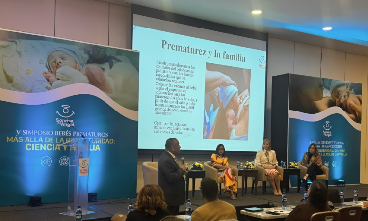 Dr. Nina enfatiza importancia del enfoque multidisciplinario en simposio de prematuridad