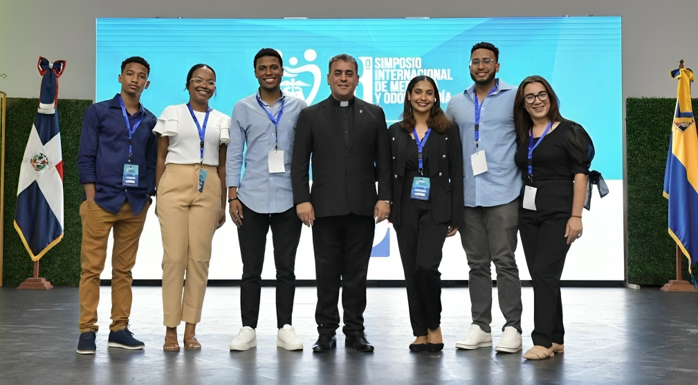 UCE presente en 3er Simposio Internacional de Medicina y Odontología en la UCNE UCE presente en 3er Simposio Internacional de Medicina y Odontología en la UCNE