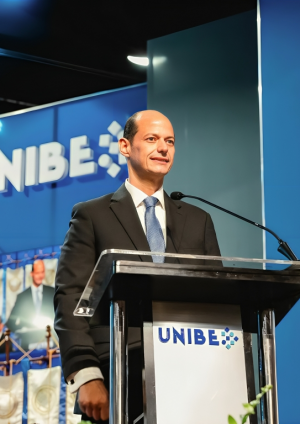 Alejandro Cambiaso motiva a graduandos de Medicina y Odontología de UNIBE a liderar con propósito en era de la IA