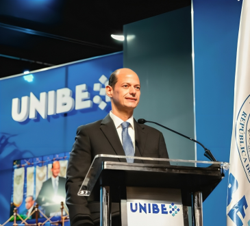 Alejandro Cambiaso motiva a graduandos de Medicina y Odontología de UNIBE a liderar con propósito en era de la IA