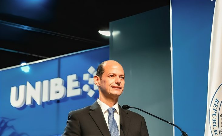 Alejandro Cambiaso motiva a graduandos de Medicina y Odontología de UNIBE a liderar con propósito en era de la IA