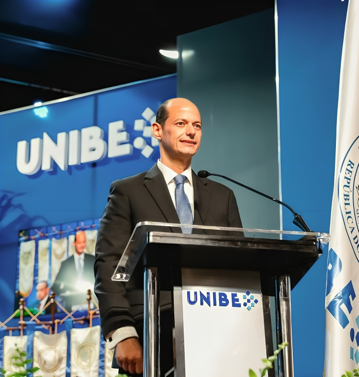 Alejandro Cambiaso motiva a graduandos de Medicina y Odontología de UNIBE a liderar con propósito en era de la IA