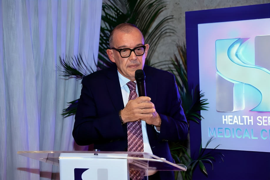 HS Medical Center integra al Dr. René Sotelo, pionero internacional en cirugía robótica