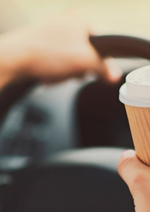 Café y conducción: especialistas advierten riesgos por consumo excesivo de cafeína