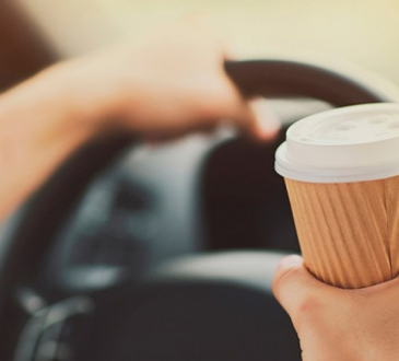 Café y conducción: especialistas advierten riesgos por consumo excesivo de cafeína
