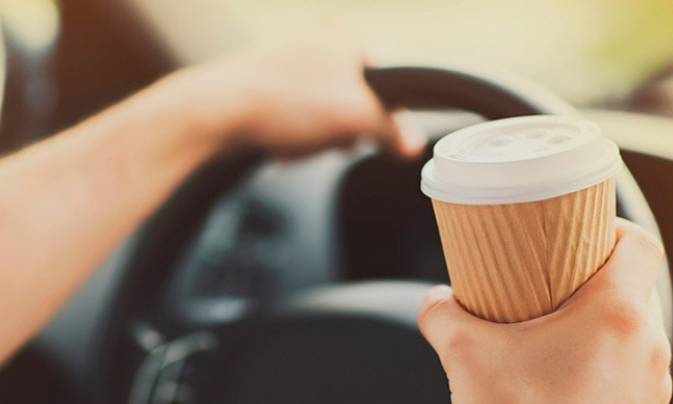 Café y conducción: especialistas advierten riesgos por consumo excesivo de cafeína