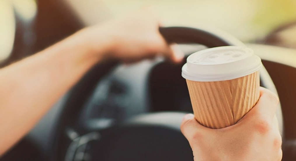 Café y conducción: especialistas advierten riesgos por consumo excesivo de cafeína