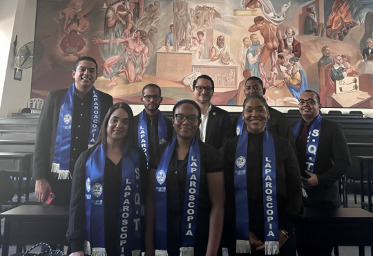 Residencia de cirugía general del Hospital Regional Universitario Dr. Antonio Musa y la Filial Este del Colegio Dominicano de Cirujanos celebran certificación en cirugía laparoscópica Residencia de cirugía general del Hospital Regional Universitario Dr. Antonio Musa y la Filial Este del Colegio Dominicano de Cirujanos celebran certificación en cirugía laparoscópica