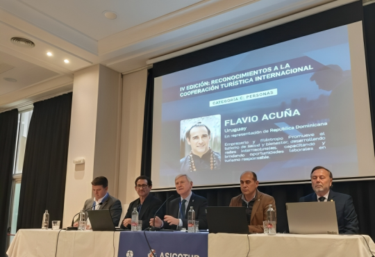 Flavio Acuña recibe reconocimiento internacional en FITUR por promover el turismo de bienestar desde República Dominicana Flavio Acuña recibe reconocimiento internacional en FITUR por promover el turismo de bienestar desde República Dominicana