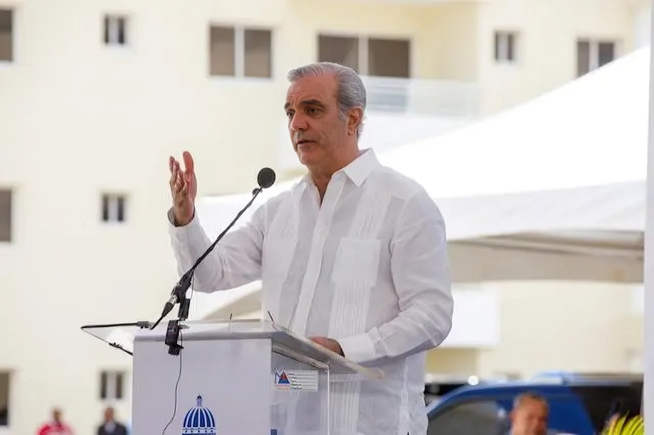 Presidente Abinader y CMD inauguran Conjunto Habitacional para médicos