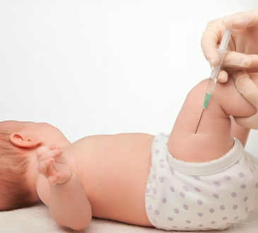 Infectólogos y pediatras rechazan posponer vacuna de hepatitis B: "Mantenemos dosis en primeras 24 horas"