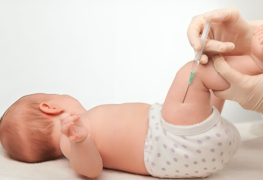 Infectólogos y pediatras rechazan posponer vacuna de hepatitis B: "Mantenemos dosis en primeras 24 horas" Infectólogos y pediatras rechazan posponer vacuna de hepatitis B: "Mantenemos dosis en primeras 24 horas"