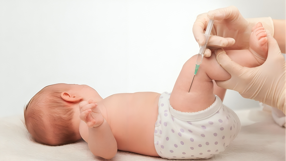 Infectólogos y pediatras rechazan posponer vacuna de hepatitis B: "Mantenemos dosis en primeras 24 horas"