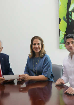 Donación del HOMS impulsa programa de becas de la Fundación Madre y Maestra