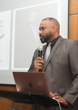 Dr. Yotin Pérez presenta su libro “Cesárea: frontera de vida” en Santo Domingo