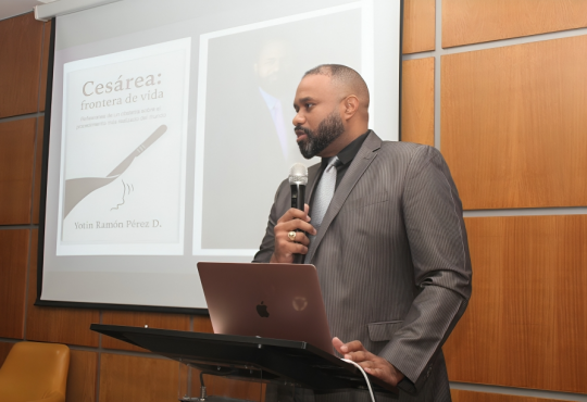 Dr. Yotin Pérez presenta su libro “Cesárea: frontera de vida” en Santo Domingo Dr. Yotin Pérez presenta su libro “Cesárea: frontera de vida” en Santo Domingo
