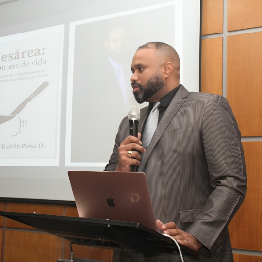 Dr. Yotin Pérez presenta su libro “Cesárea: frontera de vida” en Santo Domingo